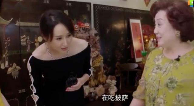 胡静出席活动搞怪,胡静红裙现身十分抢眼