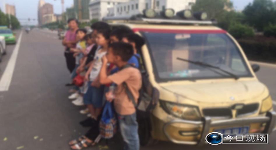 事发上顿渡镇！一四轮电动车竟塞了9名小学生！太可怕！
