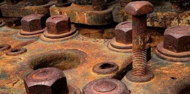 车牌号螺丝生锈了拧不下来怎么办,生锈的螺丝拧不动用什么方法解决