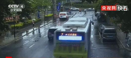 雨天开车溅人一身水可以举报吗,雨天开车溅人一身水违法