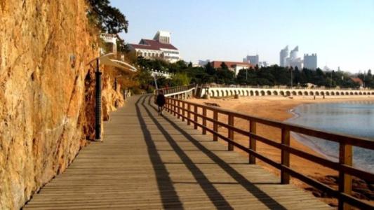 青岛是个很美的海滨,青岛被称为东方瑞士的原因