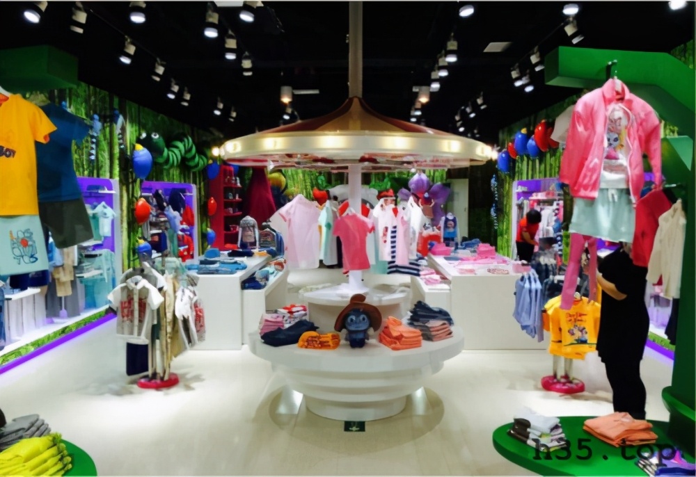 最新童装店双门头装修效果图,童装店怎么装修才有顾客