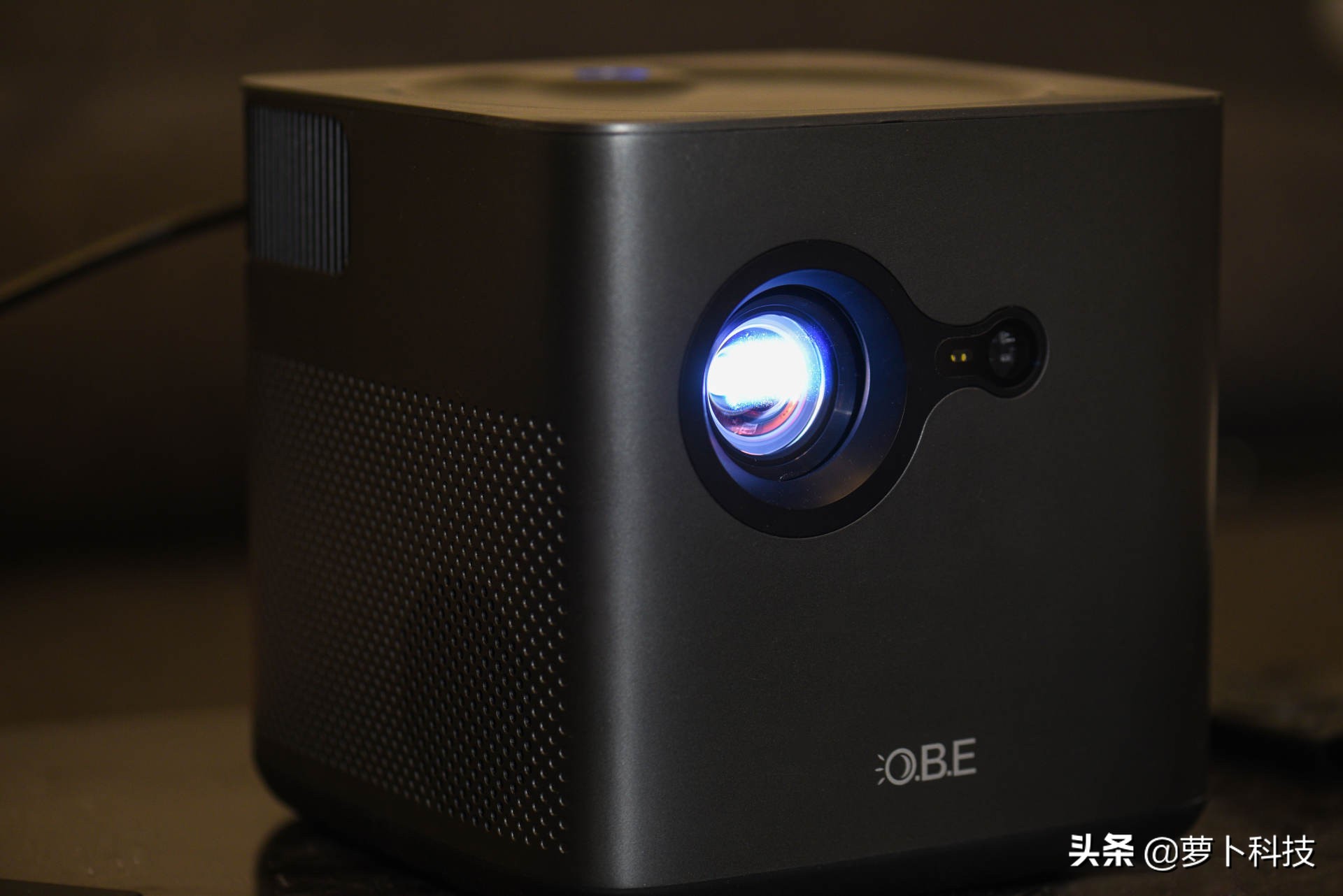 家用投影评测大眼橙,极米z8x用什么投影幕布比较好