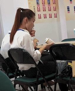 “兄弟睡觉压得胳膊都变色了，要不要叫醒他？”醒来一定很酸爽