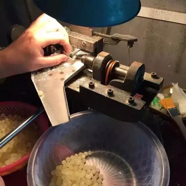 蜜蜡珠子怎么加工视频,蜜蜡珠子怎么做出来