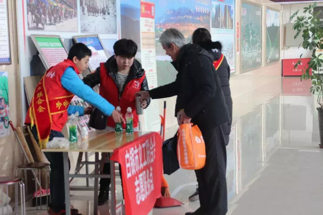 白银:爱心志愿者成为汽车站春运一道最亮风景线