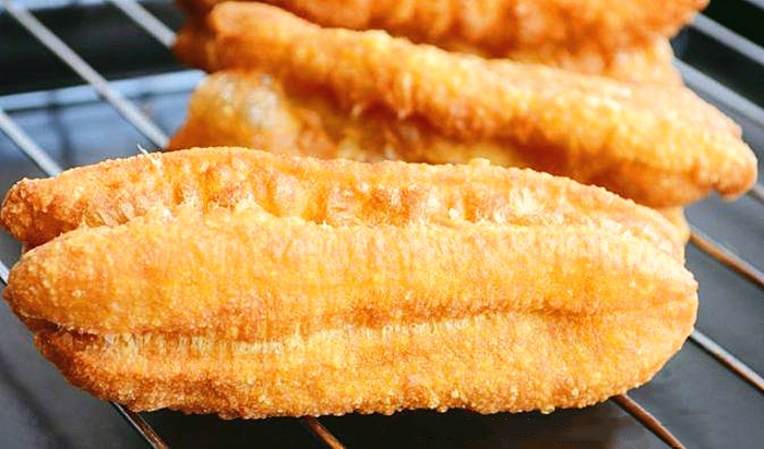 家中最简单炸油条方法不用酵母,炸油条怎么做酥脆松软不用酵母粉