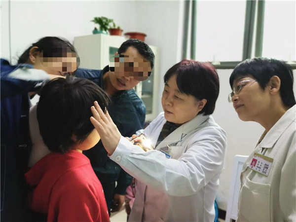 医疗专家下基层义诊,健康扶贫进村义诊