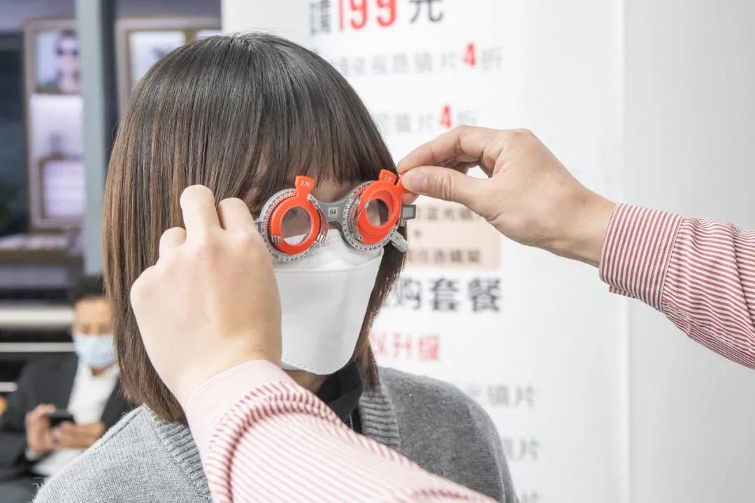 蔡司依视路眼镜店一般打几折,眼镜店蔡司依视路几折