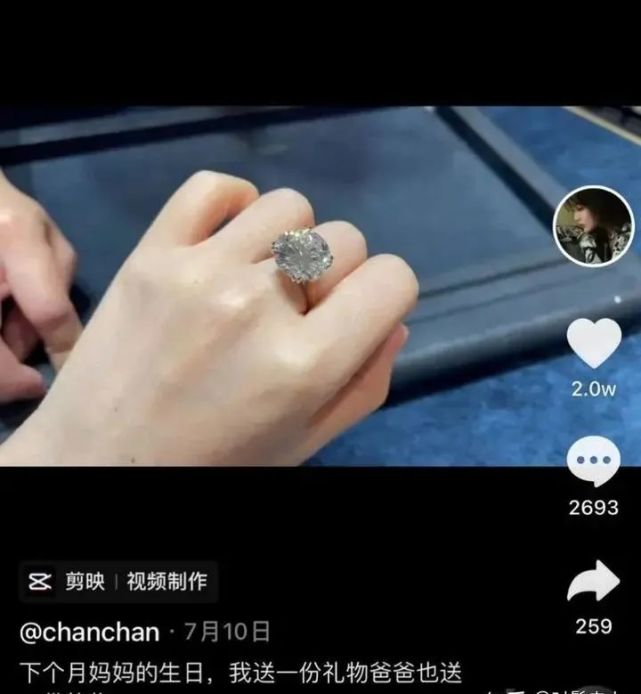 “佛媛”炫富摆拍，露大腿逛寺庙，袈裟也藏不住狐狸的尾巴