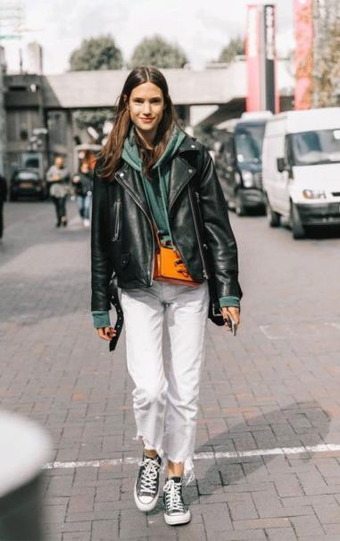 宽松破洞牛仔裤搭黄色高帮匡威,果冻底匡威高帮鞋搭配牛仔裤