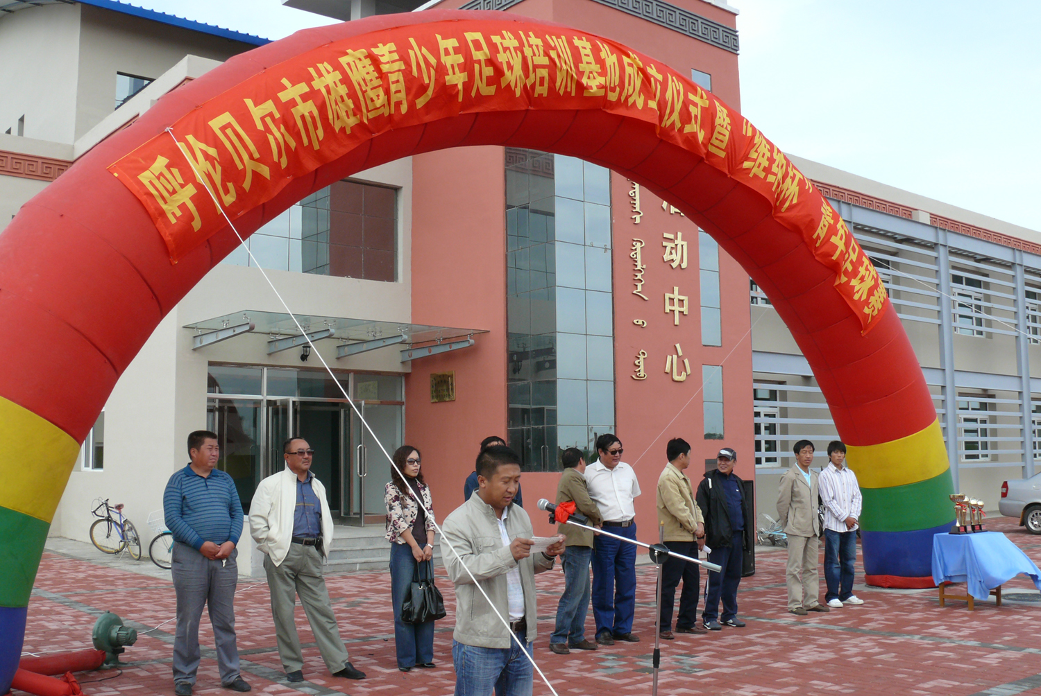 鄂温克雄鹰,展翅翱翔