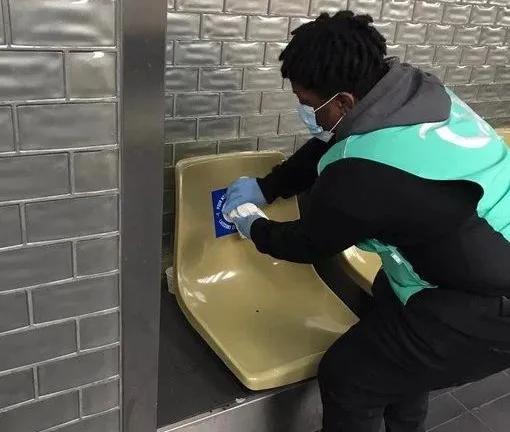 在贴满了一百万张贴纸之后，我快不认识巴黎地铁了…