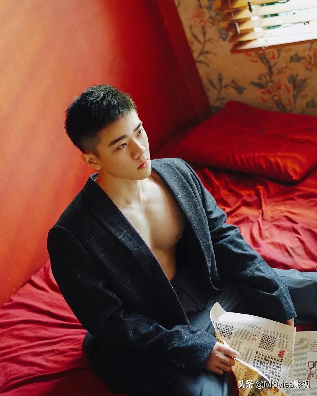 穿短裤比汪小菲还好看！奶凶腱子肉小狼狗，浴室照疯狂撩粉！