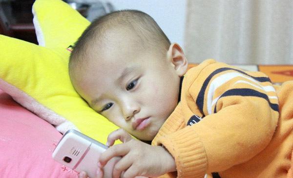 网瘾老年沉迷手机背后问题需正视,网瘾老人需要子女更多的关爱