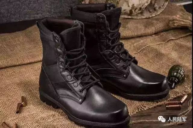 “班长,你这双作战靴都裂口了,还要吗?”