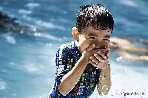 最好教育孩子的方法是以身作则,以身作则是影响孩子最好的方式