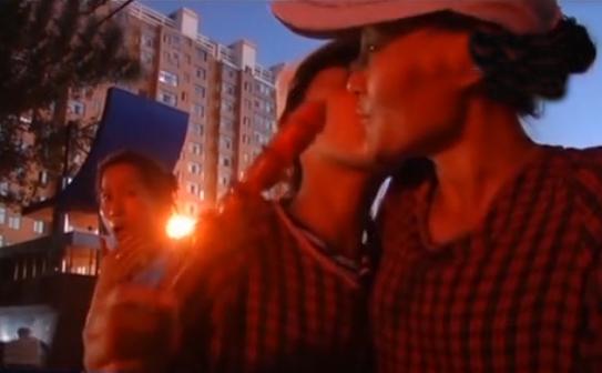 父亲离世母亲改嫁靠小姑摆地摊,父亲离家母亲智障