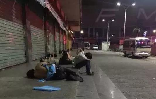 最大的廉价旅馆，不是路边招待所，而是网吧