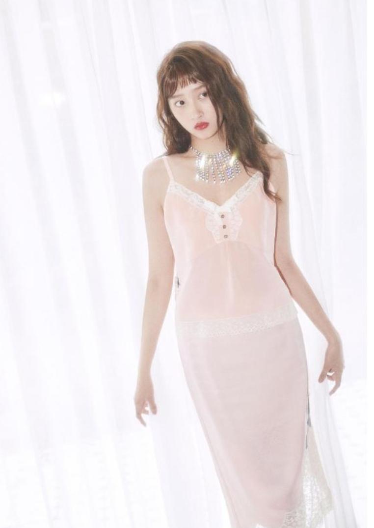 关晓彤王牌对王牌齐刘海发型,关晓彤齐刘海黑长直造型