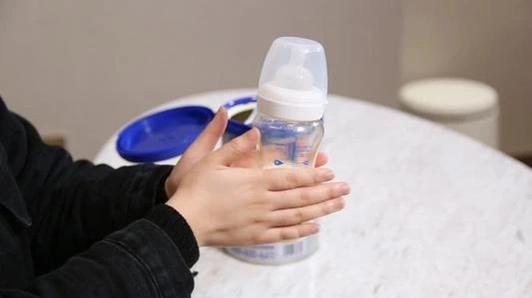 孩子喝奶粉不爱喝水,宝宝不爱喝水奶粉冲淡可以么