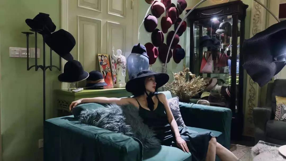 专访|“头大戴不下”怎么办？帽匠设计师Coco跟你聊帽子的学问