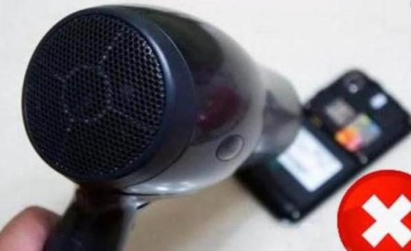 手机掉水里快速捞出来好像没啥事,手机掉水里了第一时间该怎么办