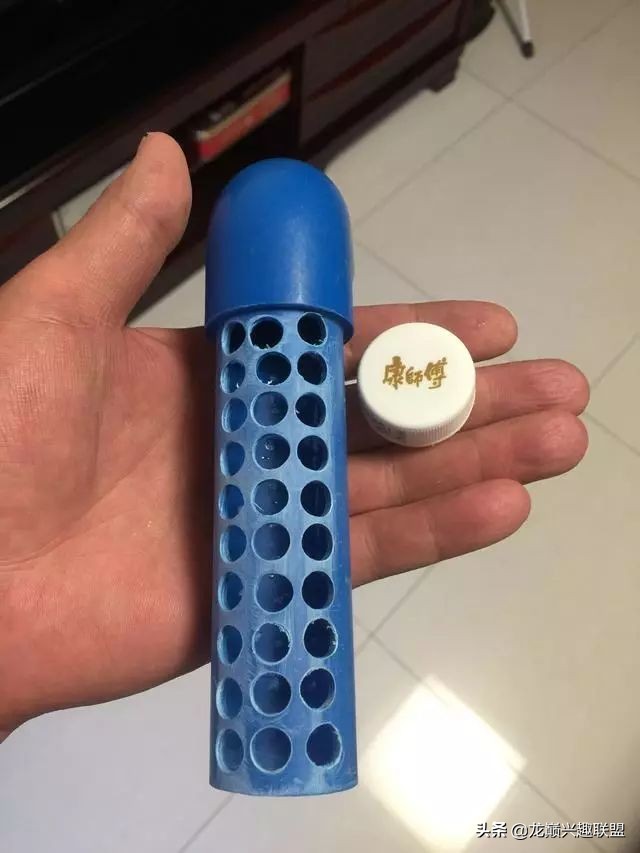 垃圾桶旁边的四方鱼缸,捡回去养了一缸金鱼,别说还挺不错