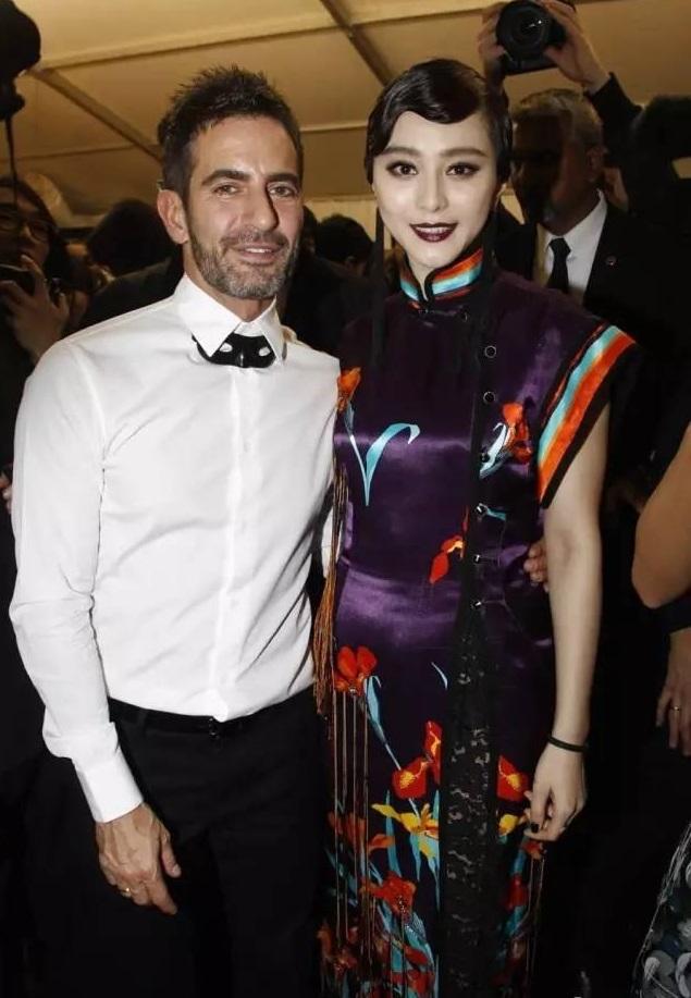 他爱穿裙子，和小18岁男友结婚，还是年轻女孩最爱的设计师之一