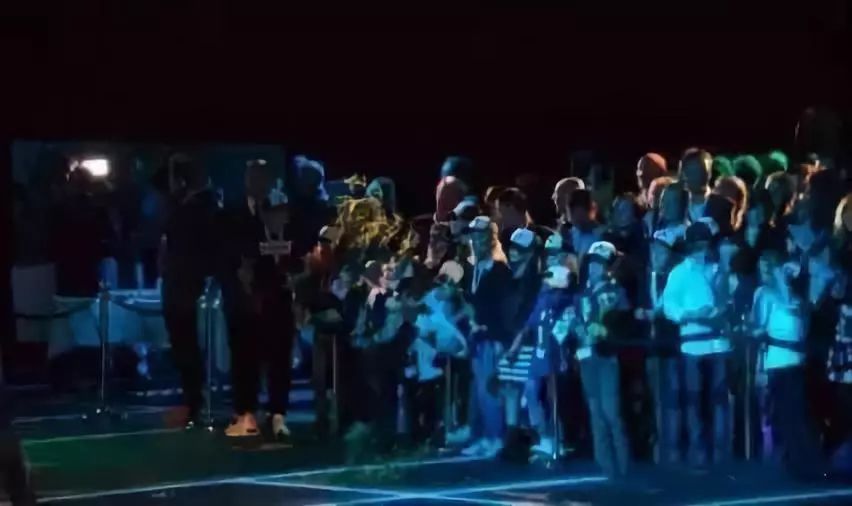 为什么全世界都喜欢大熊猫,世界各地的人们都喜爱大熊猫英语