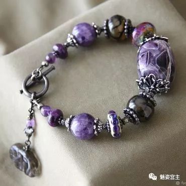 施华洛世奇水晶和珠子打造闪亮弹簧吊坠手链，附制作图解教程