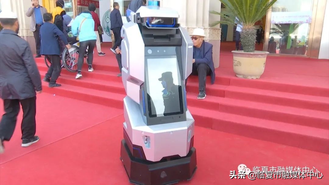 警用巡逻机器人亮相河州会展中心高科技助力牡丹文化月安保工作