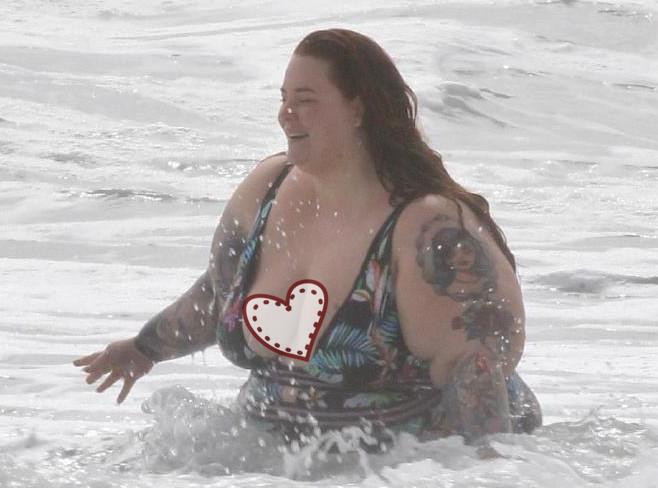 大码模特穿泳衣度假，肥肉下坠胸部露出，你怕是对大码有什么误解