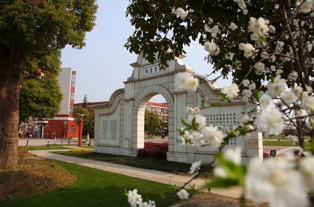 桃李不言下自成蹊：江苏省锡山高级中学