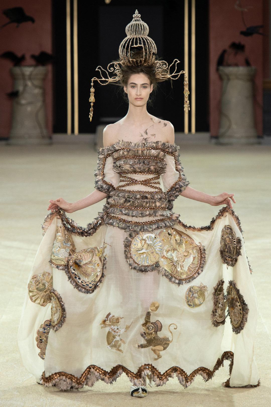 鬼脸连体服做开场，满身绣死亡象征乌鸦，惊悚秀场还是奇葩秀场？