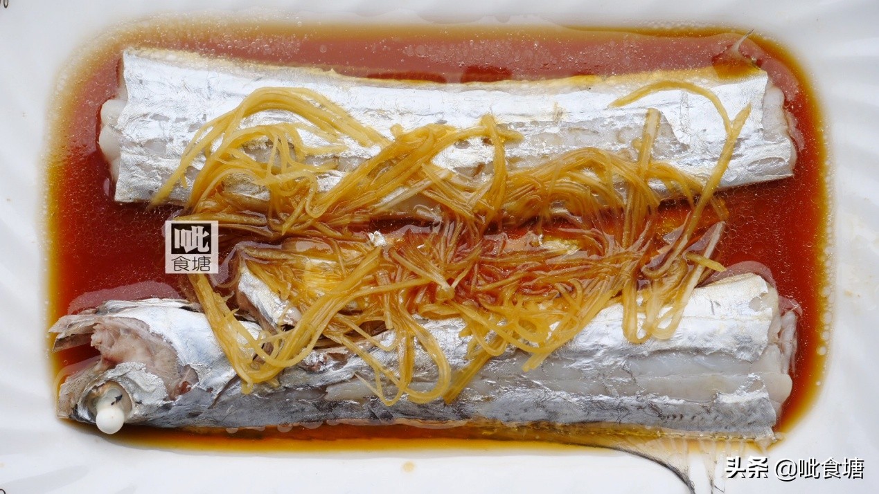 新鲜的带鱼清蒸几分钟,新鲜带鱼不用油煎怎么烧好吃