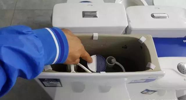 马桶冲力下降怎么办？内行人只用了1招，冲力立马强10倍