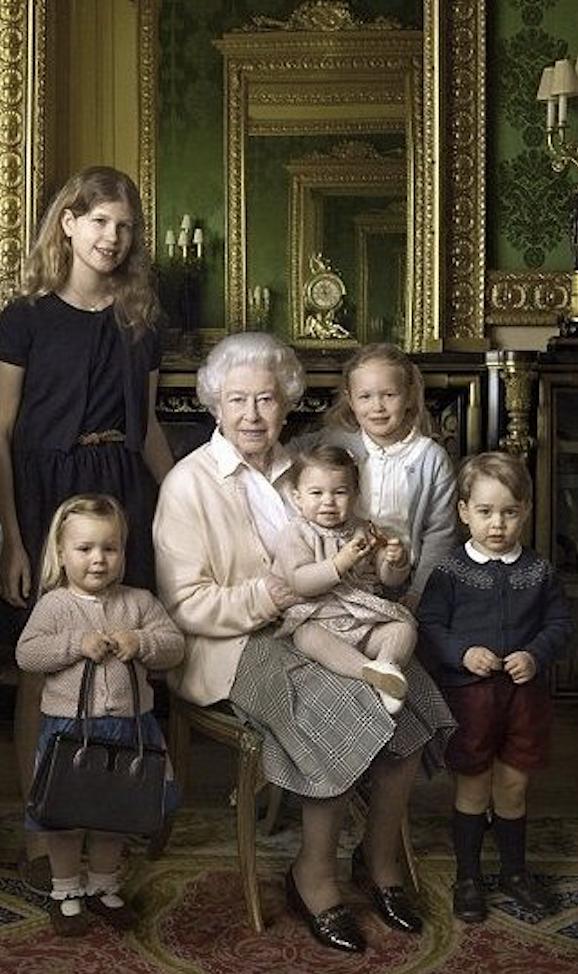 乔治王子与威廉看球赛,威廉王子和乔治王子看球赛