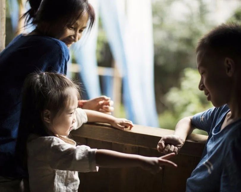 租下城郊200㎡小院,和陌生人一起生活5年:唱歌、染布、盖树屋