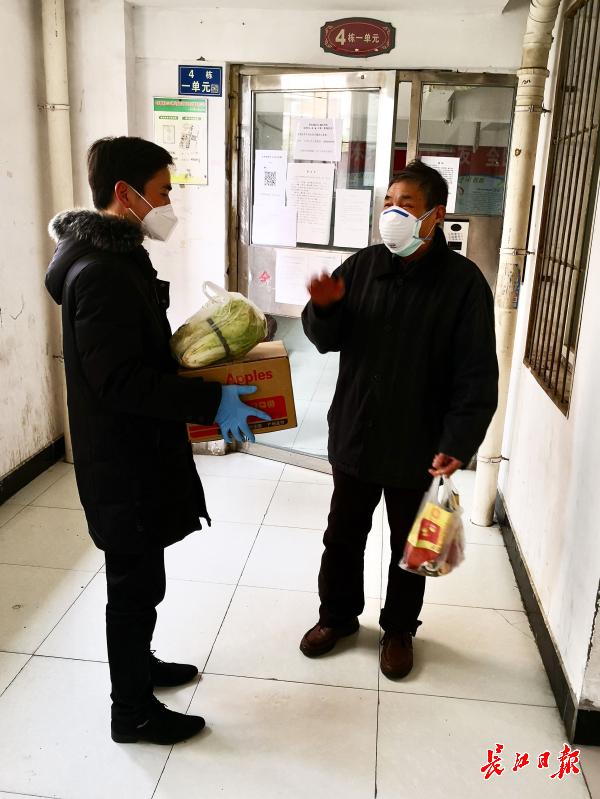 “中午做饭前一定能拿到米和油”,他们用小本子记下30多户老人的需求