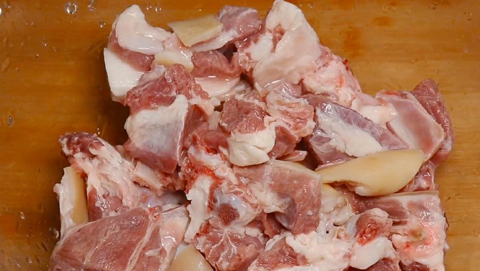 羊肉要怎样洗才没膻味又好吃,焯水羊肉的正确方法