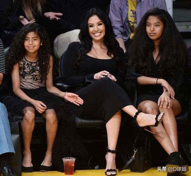 若卡戴珊与瓦妮莎佩戴劳士顿手表,你觉得谁更有气质?