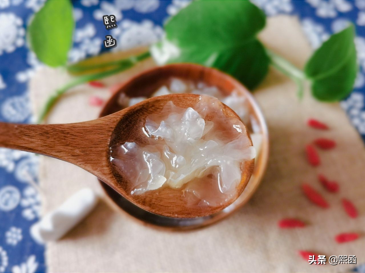 银耳和雪梨一起下锅能不能熬出胶,鲜银耳炖雪梨正确做法