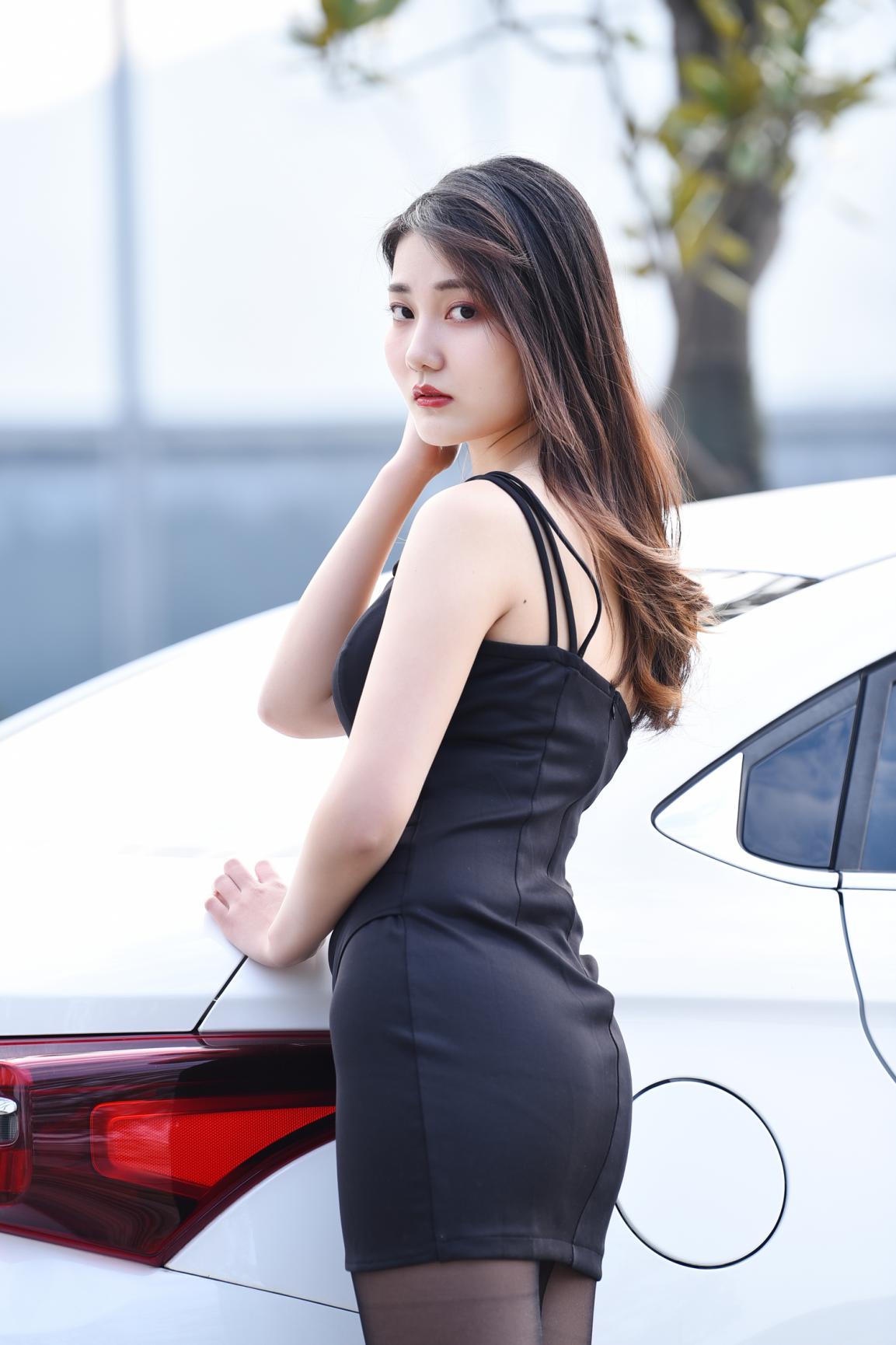 性感女神来袭，看小艾如何低档黑丝长腿的极致诱惑