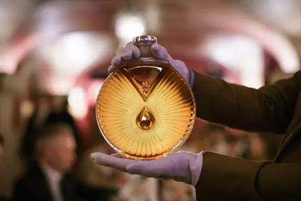 鉴赏威士忌酒瓶的艺术,造型奇特威士忌酒瓶