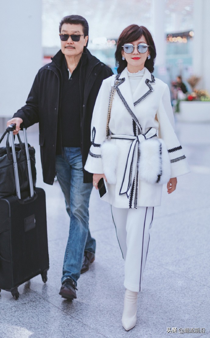 64岁赵雅芝太妙了吧，用包链当大衣腰带，有点时尚过头了