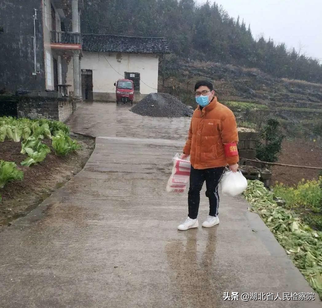 一线人员抗疫故事,战疫故事小小口罩见证警民情