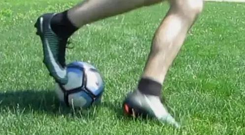 停球技巧慢动作视频,如何停球转身过人