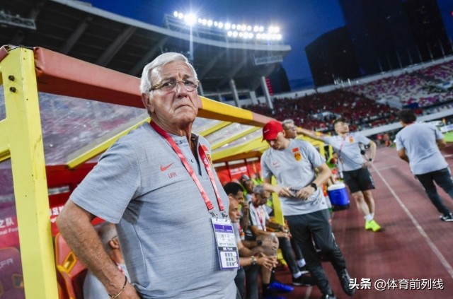 2018国足亚洲杯热身赛战伊拉克,世预赛国足0:1伊拉克赛前合影