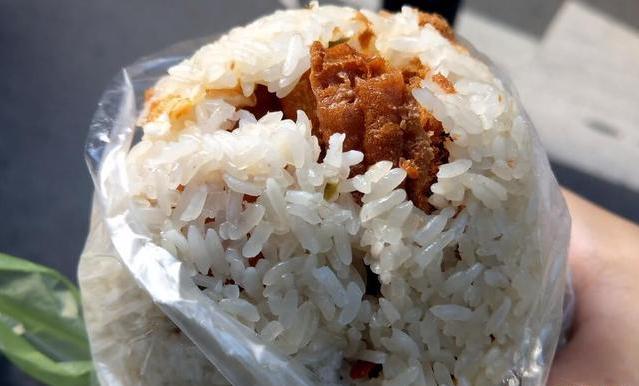 老奶奶摆摊卖纯手工小吃多年,80后老阿姨做早餐摆摊